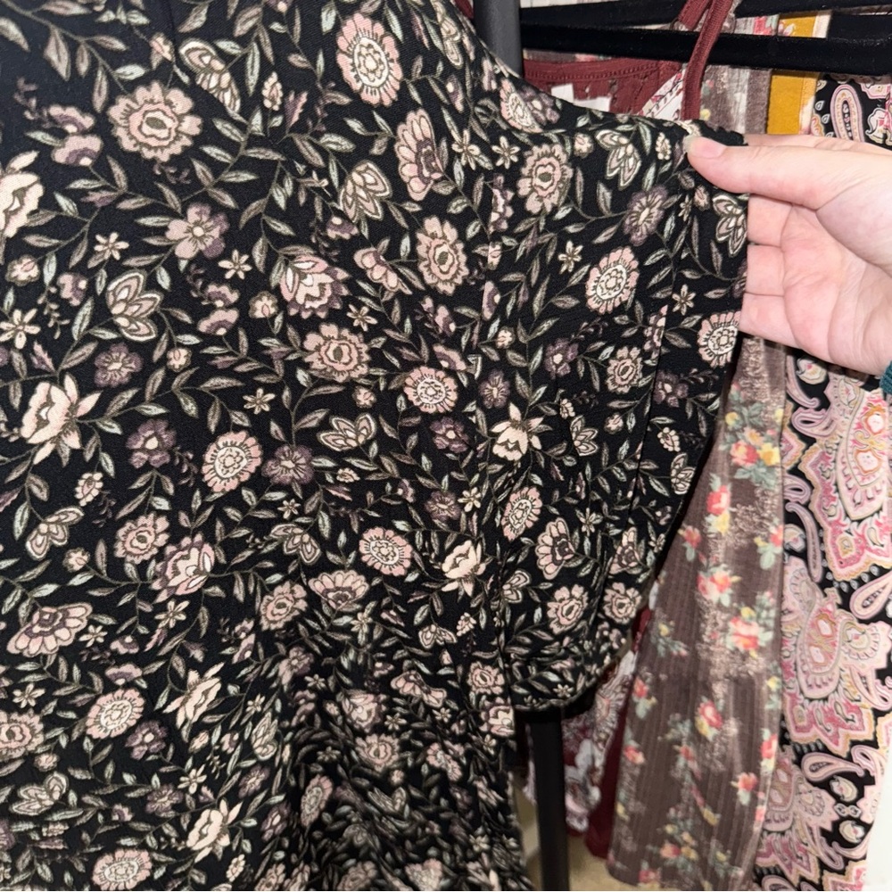 Maurice’s Medium Floral Flutter Sleeve Blouse - Picture 4 of 7